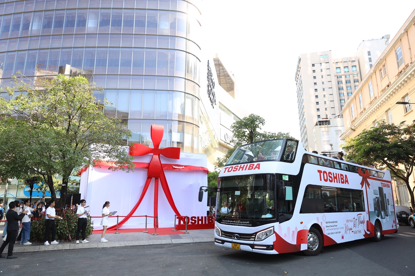 Toshiba khuấy động bầu không khí Tết đến xuân về bằng một chuyến dạo chơi đầy hứng khởi quanh 2 thành phố lớn