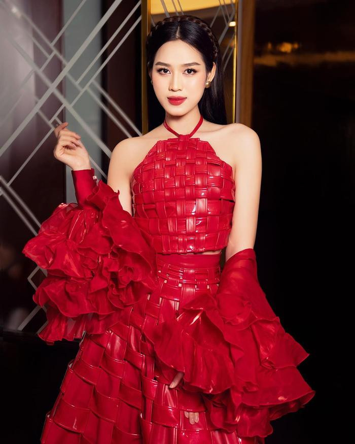 Hoa hậu Đỗ Thị Hà: 'Ranh giới giữa style gợi cảm và phản cảm rất mong manh' Ảnh 2