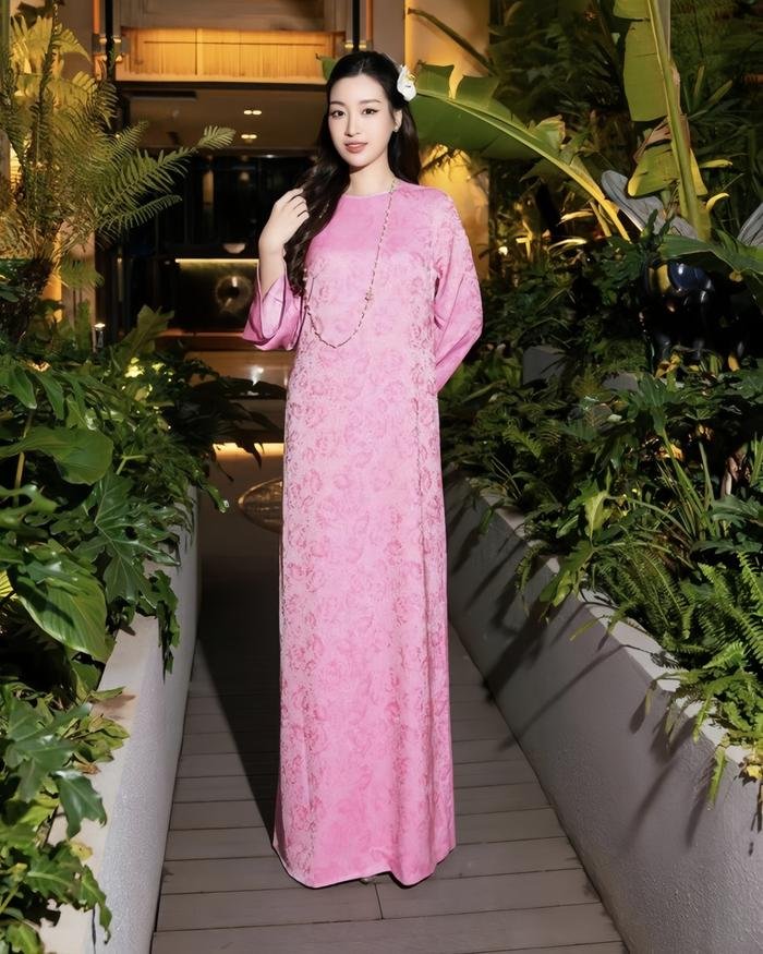 Đỗ Mỹ Linh khiến fan hâm mộ không khỏi xuýt xoa khi xuất hiện trong mẫu áo dài nhuộm sắc hồng trước thềm Tết Nguyên Đán