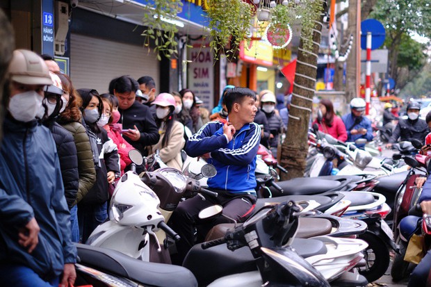29 Tết, người Hà Nội xếp hàng dài mua bánh chưng, giò chả trên phố Hàng Bông - Ảnh 3.