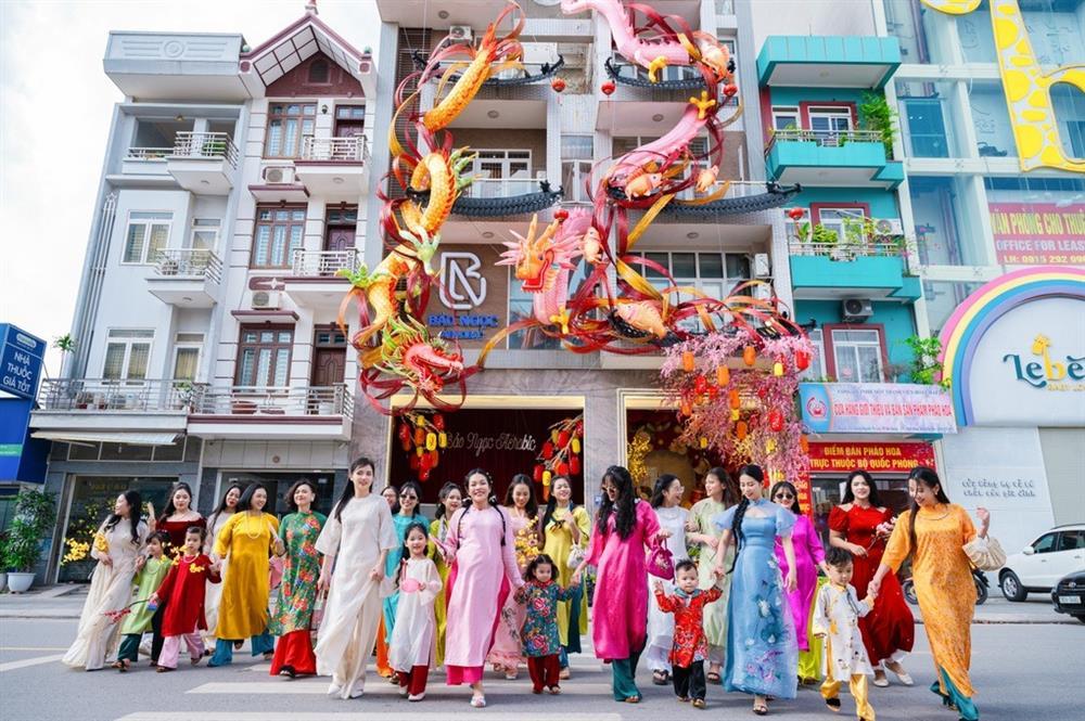 Thiết kế bên ngoài căn nhà 6 tầng nơi gia đình Bảo Ngọc đang ở tại thành phố Bắc Giang với điểm nhấn là đôi rồng trị giá khoảng 500 triệu đồng. Ảnh: Nhân vật cung cấp