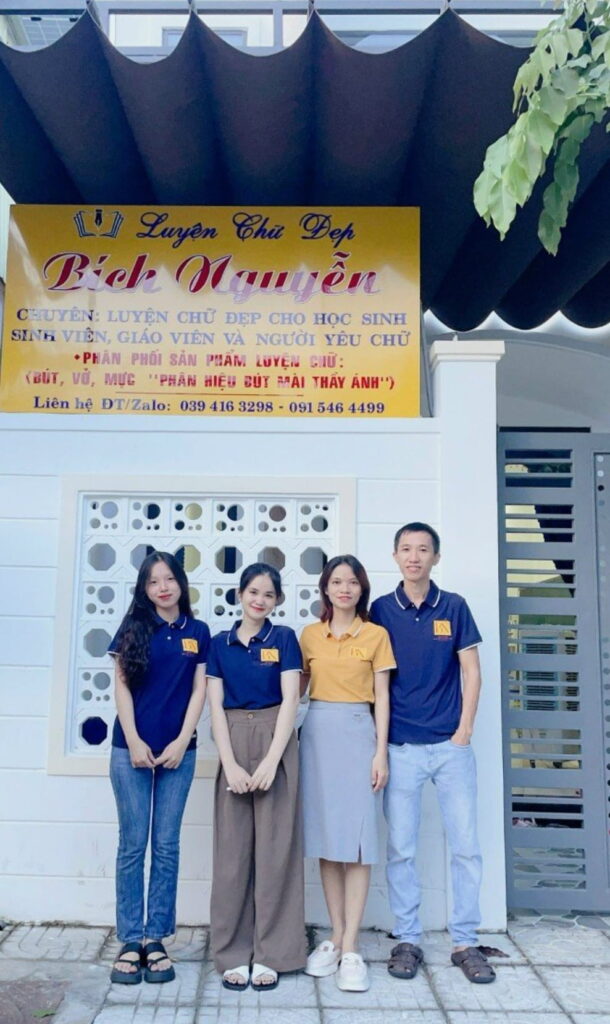 Cô Nguyễn Thị Thu Bích (áo vàng) cùng đội ngũ nhân viên
