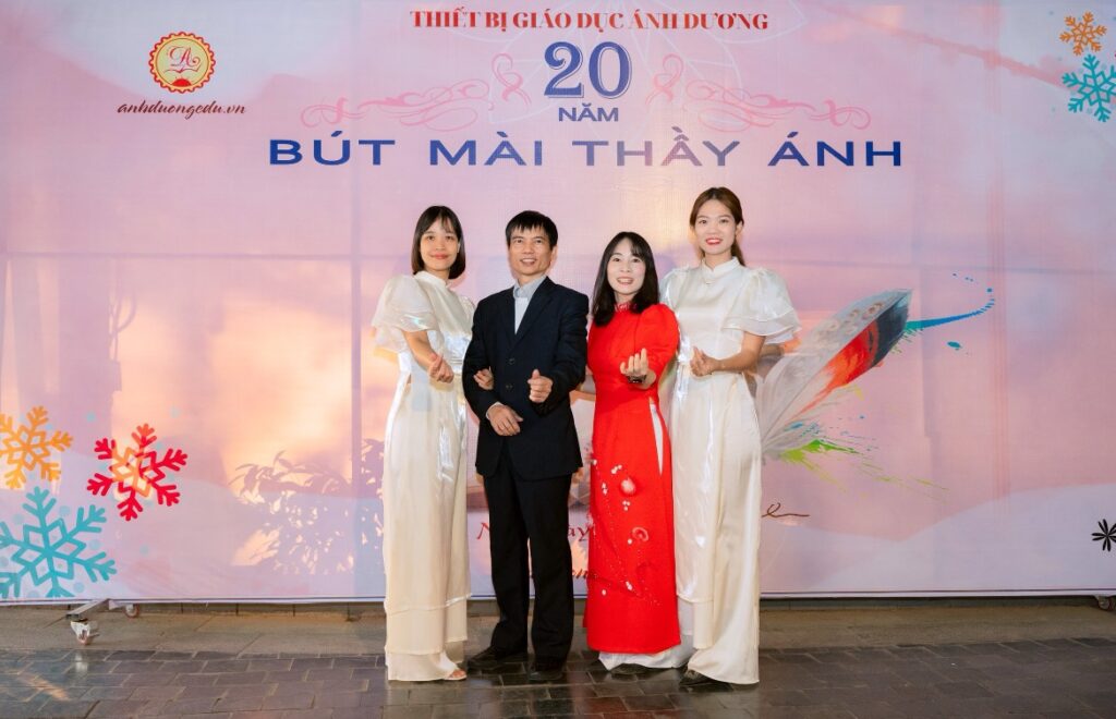 Cô My và cô Nga - Đồng sáng lập trung tâm Chuyên Luyện Chữ Đẹp tại Hà Nội. Luôn có sự đồng hành cùng Trung tâm Luyện chữ đẹp Ánh Dương