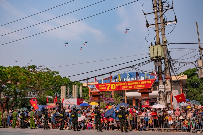 Hàng ngàn người dân đổ ra đường cổ vũ, khích lễ các chiến sĩ trong lễ tổng duyệt kỉ niệm 70 năm chiến thắng Điện Biên Phủ - Ảnh 10.