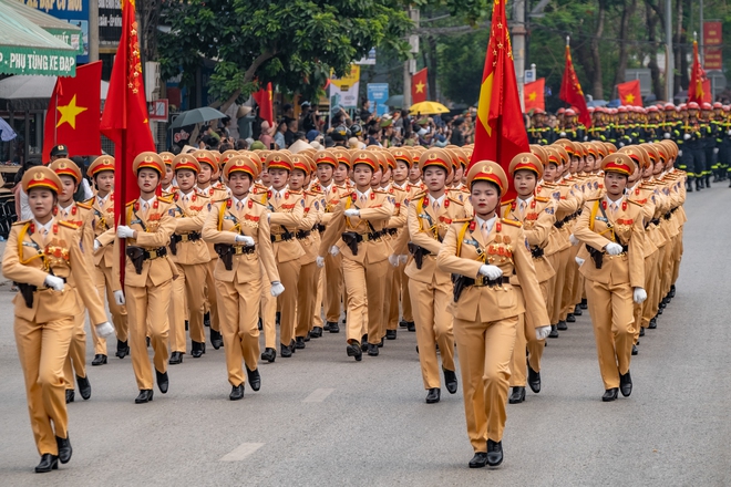 Hàng ngàn người dân đổ ra đường cổ vũ, khích lễ các chiến sĩ trong lễ tổng duyệt kỉ niệm 70 năm chiến thắng Điện Biên Phủ - Ảnh 12.