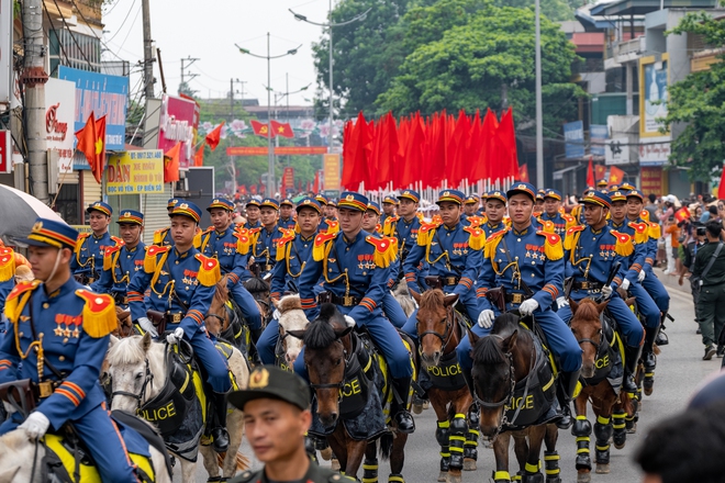 Hàng ngàn người dân đổ ra đường cổ vũ, khích lễ các chiến sĩ trong lễ tổng duyệt kỉ niệm 70 năm chiến thắng Điện Biên Phủ - Ảnh 12.