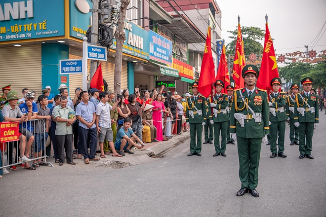 Hàng ngàn người dân đổ ra đường cổ vũ, khích lễ các chiến sĩ trong lễ tổng duyệt kỉ niệm 70 năm chiến thắng Điện Biên Phủ - Ảnh 5.