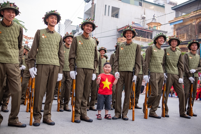 Hàng ngàn người dân đổ ra đường cổ vũ, khích lễ các chiến sĩ trong lễ tổng duyệt kỉ niệm 70 năm chiến thắng Điện Biên Phủ - Ảnh 6.