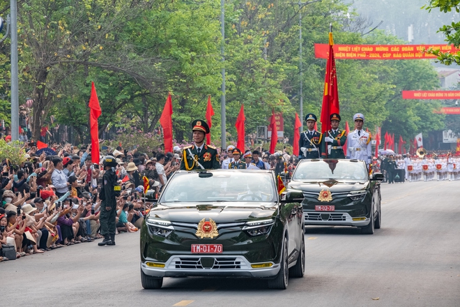 Hàng ngàn người dân đổ ra đường cổ vũ, khích lễ các chiến sĩ trong lễ tổng duyệt kỉ niệm 70 năm chiến thắng Điện Biên Phủ - Ảnh 11.