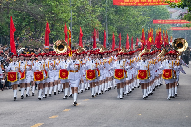 Hàng ngàn người dân đổ ra đường cổ vũ, khích lễ các chiến sĩ trong lễ tổng duyệt kỉ niệm 70 năm chiến thắng Điện Biên Phủ - Ảnh 11.