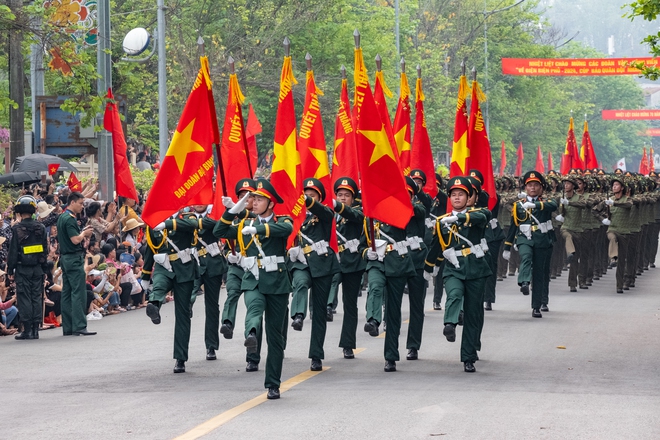 Hàng ngàn người dân đổ ra đường cổ vũ, khích lễ các chiến sĩ trong lễ tổng duyệt kỉ niệm 70 năm chiến thắng Điện Biên Phủ - Ảnh 11.