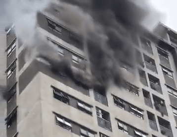 Hà Nội: Khói, lửa nghi ngút từ căn hộ tầng 14 chung cư The Vesta
