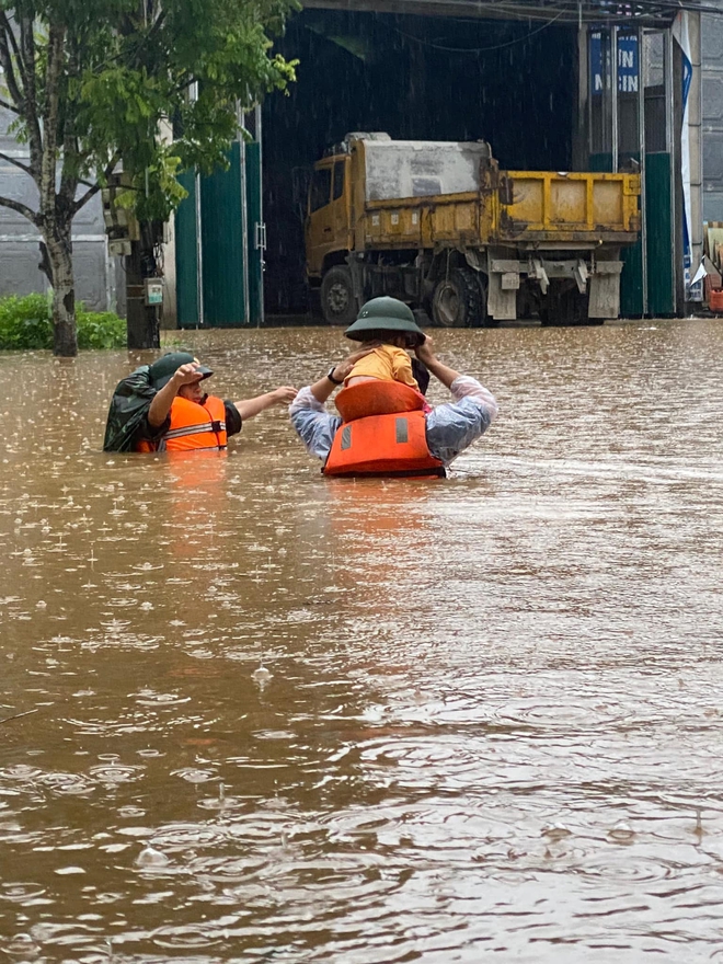 Những hình ảnh xót xa ở Hà Giang lúc này: Lũ trên sông Lô cao nhất trong gần 40 năm, toàn thành phố chìm trong biển nước - Ảnh 13.