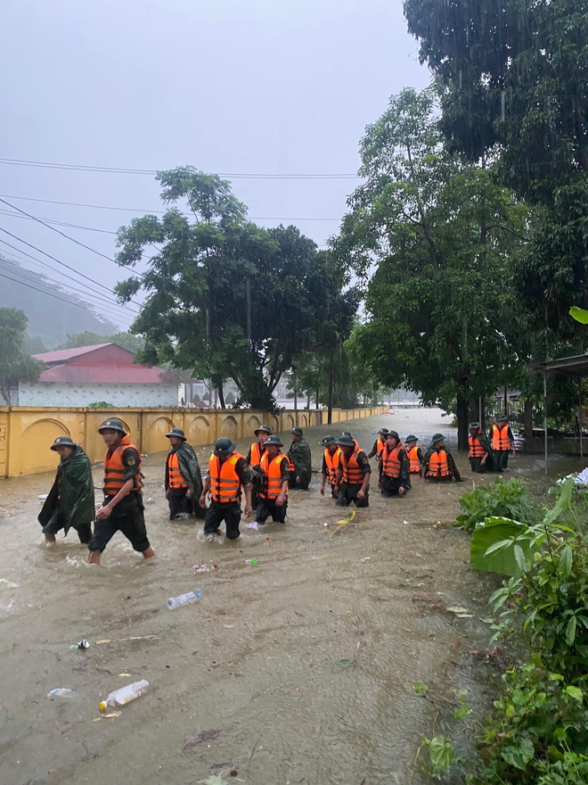 Những hình ảnh xót xa ở Hà Giang lúc này: Lũ trên sông Lô cao nhất trong gần 40 năm, toàn thành phố chìm trong biển nước - Ảnh 12.