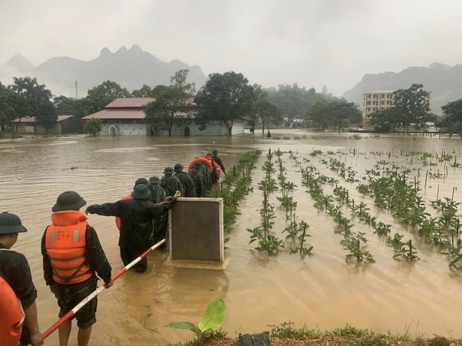 Những hình ảnh xót xa ở Hà Giang lúc này: Lũ trên sông Lô cao nhất trong gần 40 năm, toàn thành phố chìm trong biển nước - Ảnh 12.