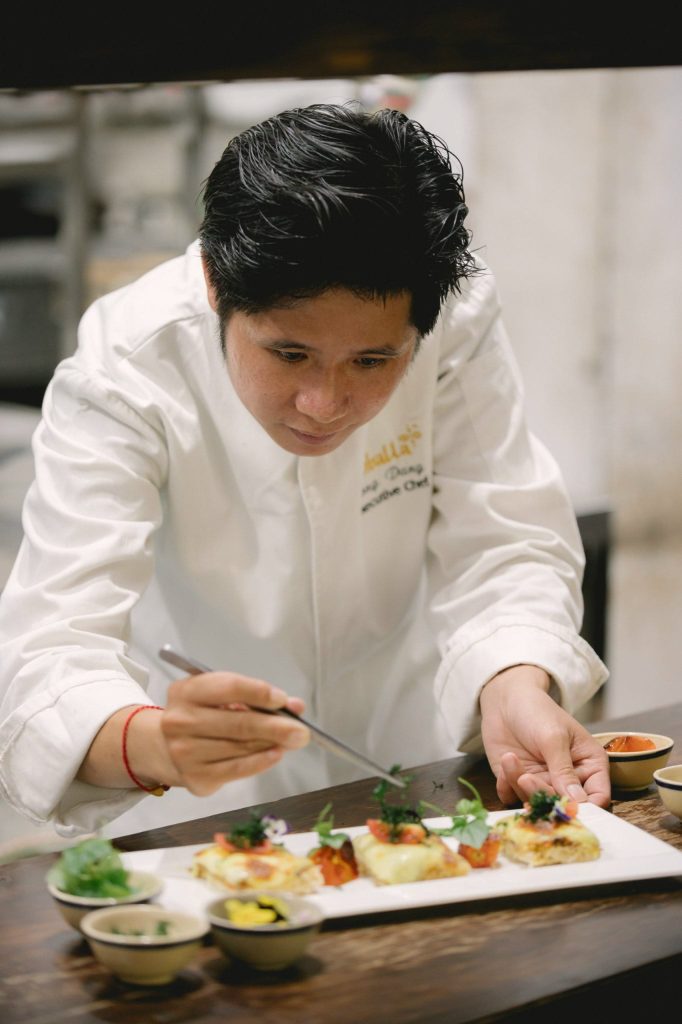 Hình ảnh Chef Đặng Văn Tông tỉ mẩn trong từng chi tiết món ăn
