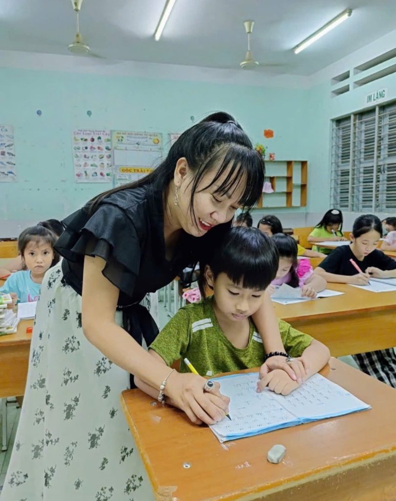 Cô giáo Nguyễn Ngô Nữ Quân cùng đồng hành với học sinh rèn chữ