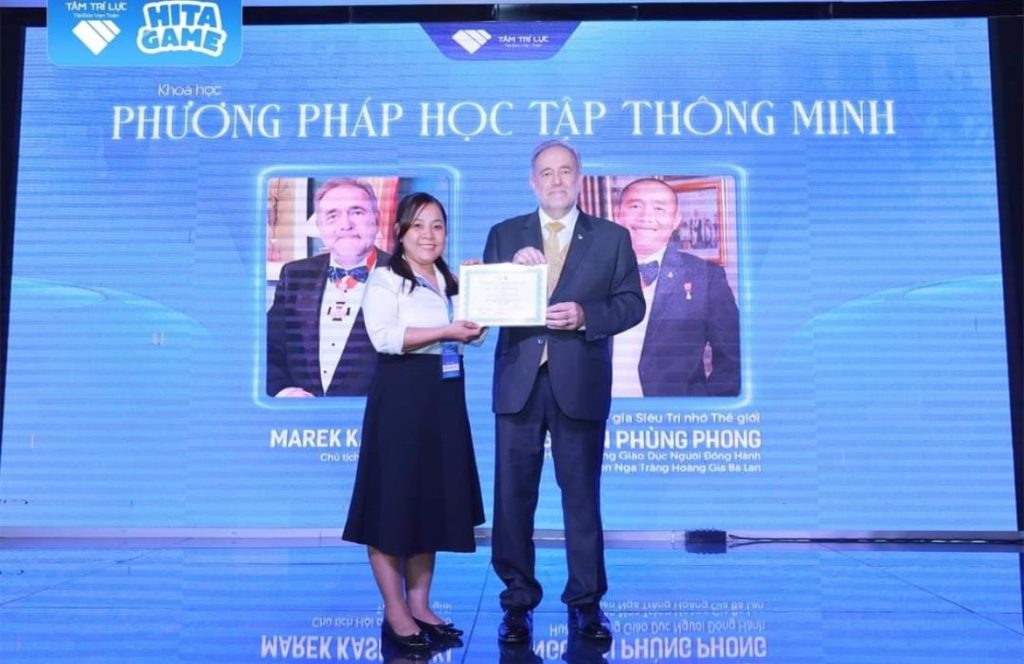 Cô giáo Thanh Tuyền và trung tâm nhận được giấy chứng nhận phương pháp dạy học thông minh