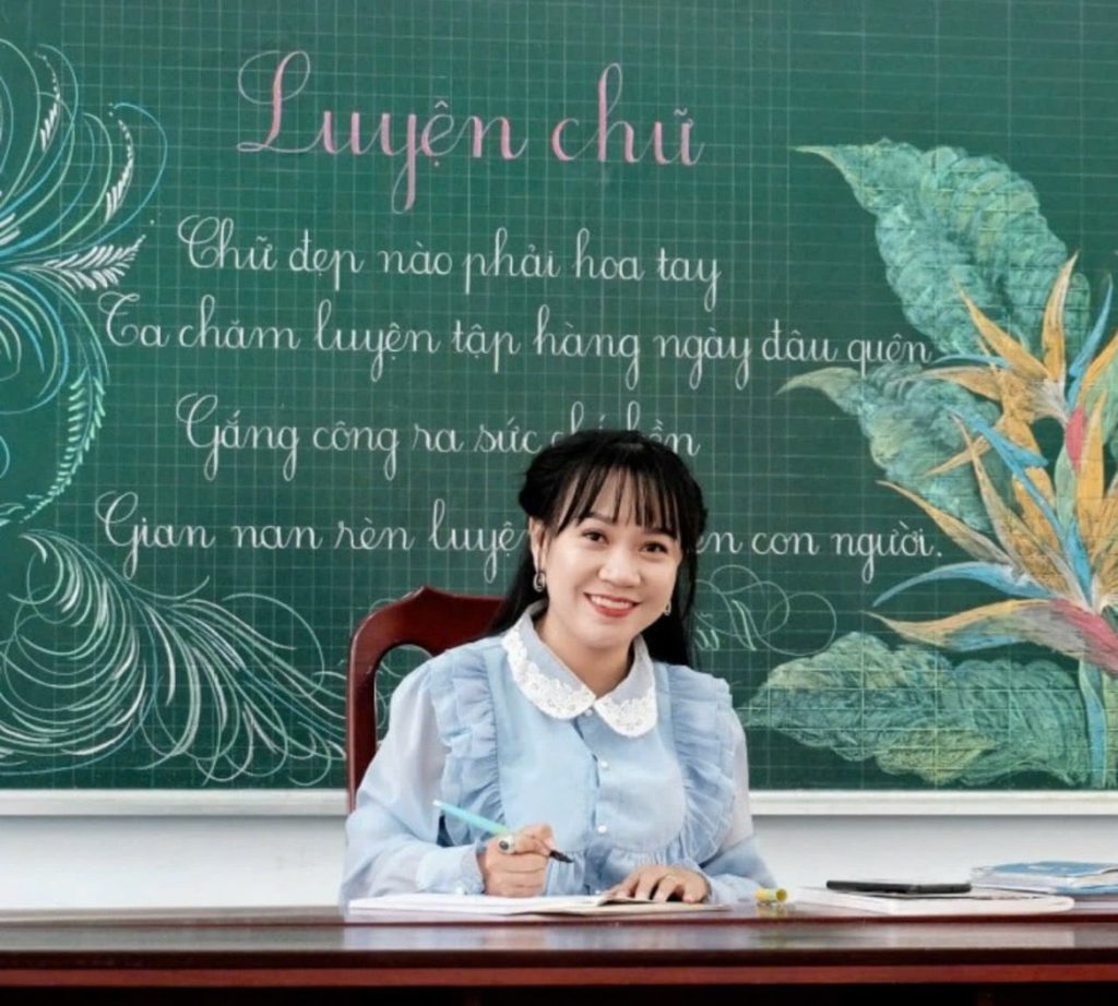 Chân dung cô giáo Nguyễn Ngô Nữ Quân với bục giảng tại lớp luyện chữ của mình