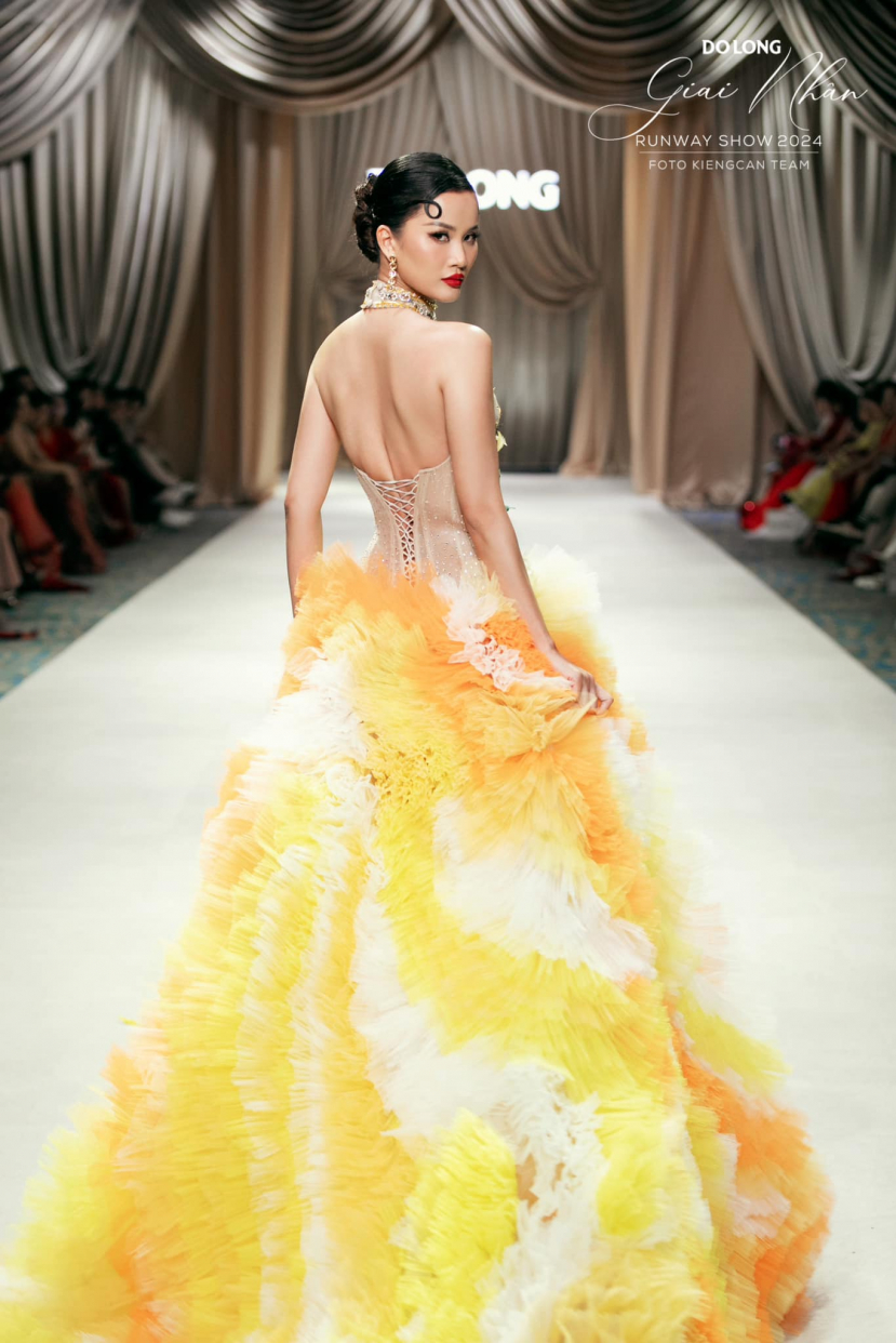 Hương Ly vừa nâng tạ vừa catwalk sau khi bị Phương Trinh Jolie chê 'bắp tay to' - ảnh 2