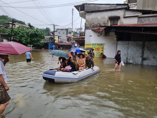 Những hình ảnh xót xa ở Hà Giang lúc này: Lũ trên sông Lô cao nhất trong gần 40 năm, toàn thành phố chìm trong biển nước - Ảnh 1.