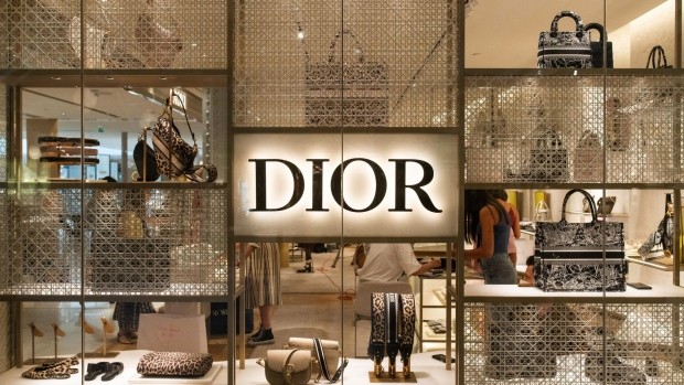 Tranh cãi nảy lửa: Dior sản xuất túi hiệu với giá chỉ 1,4 triệu đồng, vào  store gắn tag 70 triệu đồng