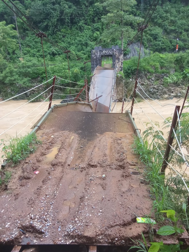 Những hình ảnh xót xa ở Hà Giang lúc này: Lũ trên sông Lô cao nhất trong gần 40 năm, toàn thành phố chìm trong biển nước - Ảnh 8.