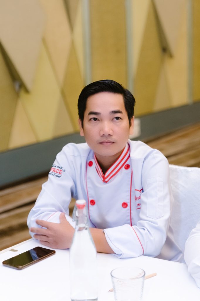 Chân dung chef Trần Minh Dũng trong màu áo đầu bếp của Netspace 