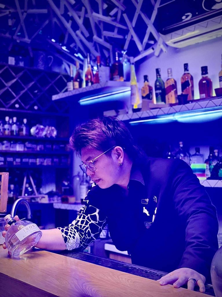 Bartender Nguyễn Đại Thân và chai rượu yêu thích của mình