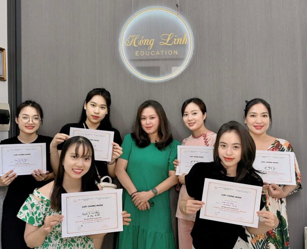 Những bạn học viên sau khi hoàn thành khóa học cùng cô giáo Diệu Linh được nhận giấy chứng nhận