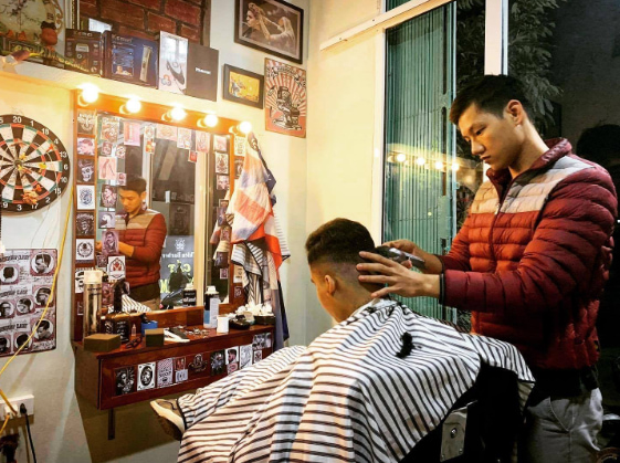 Không gian tiệm cắt tóc Thin Barbershop lúc mới mở và vị khách đầu tiên