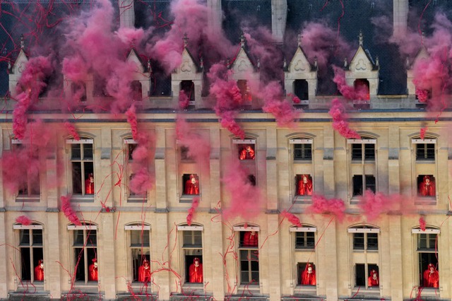 Lễ khai mạc Olympic 2024: Khoảnh khắc tình yêu tràn ngập bầu trời Paris, màn trình diễn nghệ thuật dưới mưa ấn tượng và những điều đầu tiên của lịch sử!- Ảnh 3.