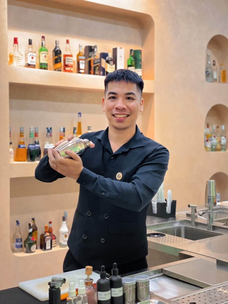 Bartender Nguyễn Duy Huấn là founder và giảng viên của "Dạy Pha Chế Quy Nhơn - Academy”