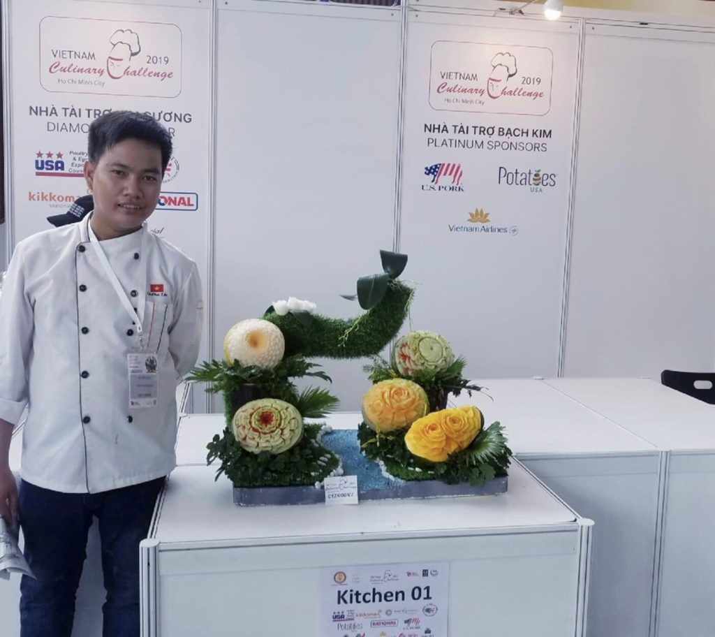 Chef Lê Phú Lộc với tác phẩm điêu khắc và trang trí đầy tính nghệ thuật của mình