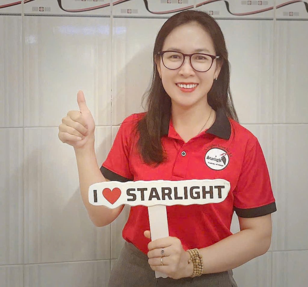 Cô Lê Thị Diệu Huê (tên tiếng Anh là Anna) sáng lập trung tâm Anh ngữ Starlight