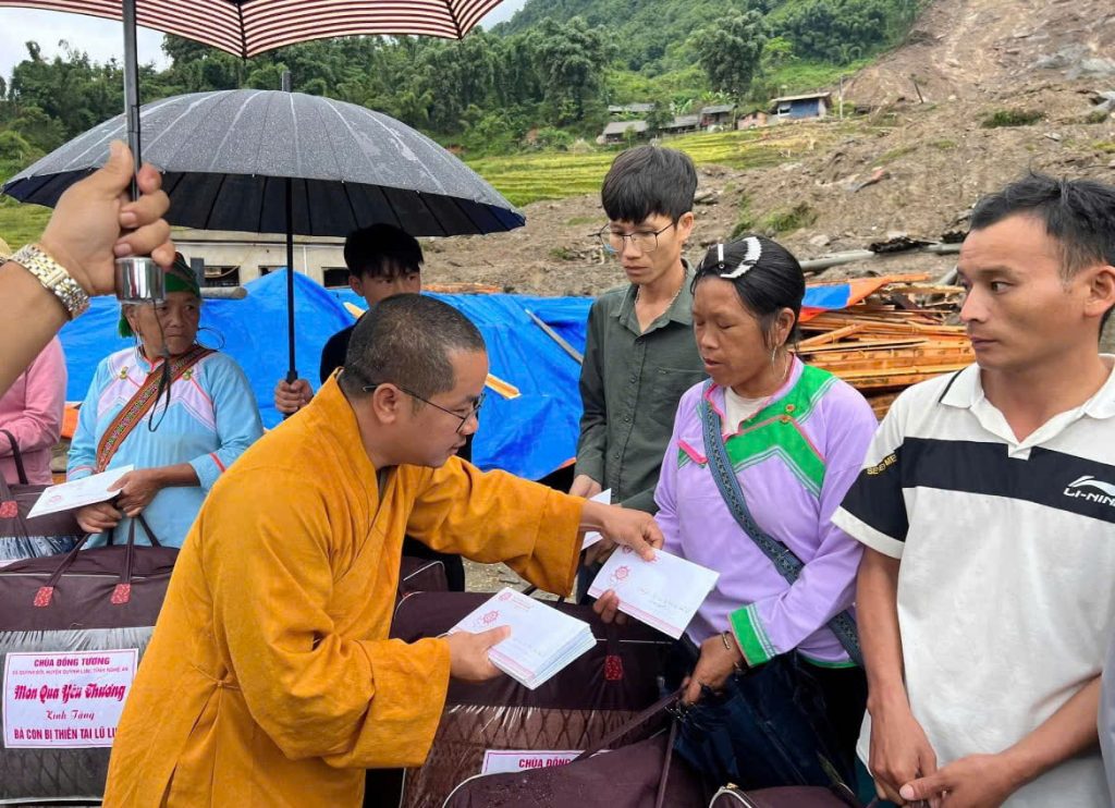 Chùa Đồng Tương đến Lào Cai, mang theo những món quà yêu thương nhằm chia sẻ và động viên tinh thần bà con sau những thiệt hại do bão lũ gây ra  (PVA: Hồ Đăng Khoa)