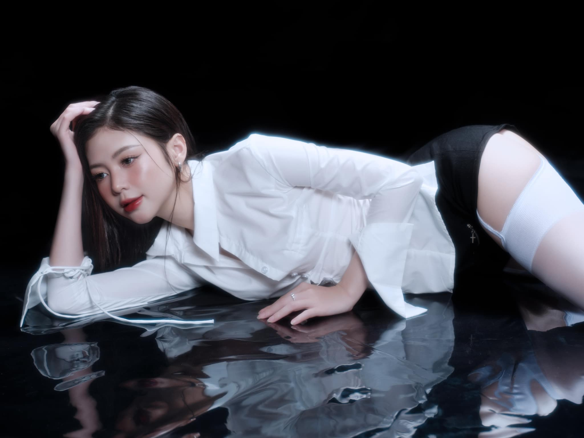 Liz Kim Cương hóa nàng lọ lem đầy ma mị gây tò mò trong MV comeback - ảnh 2