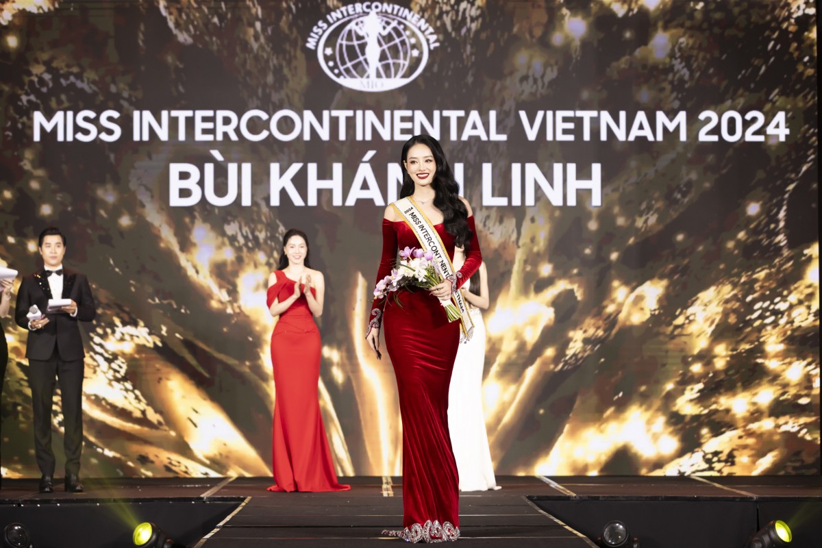 Á hậu Lê Nguyễn Ngọc Hằng tiến hành nghi thức trao dải băng Miss Intercontinental Vietnam 2024 cho á hậu Bùi Khánh Linh.