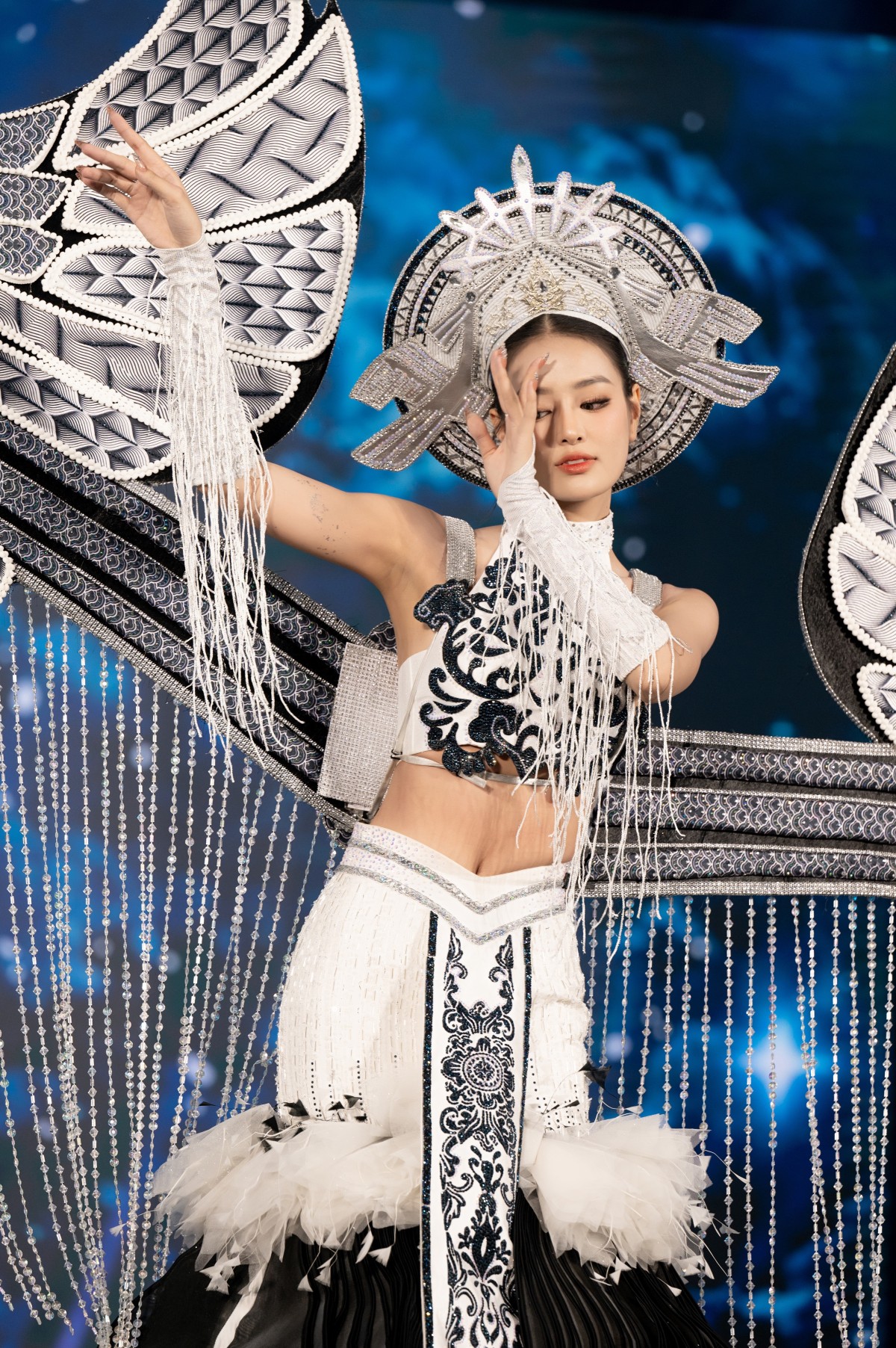 Thiết kế này sẽ theo Bùi Khánh Linh tham dự vòng National Costume tại cuộc thi quốc tế.