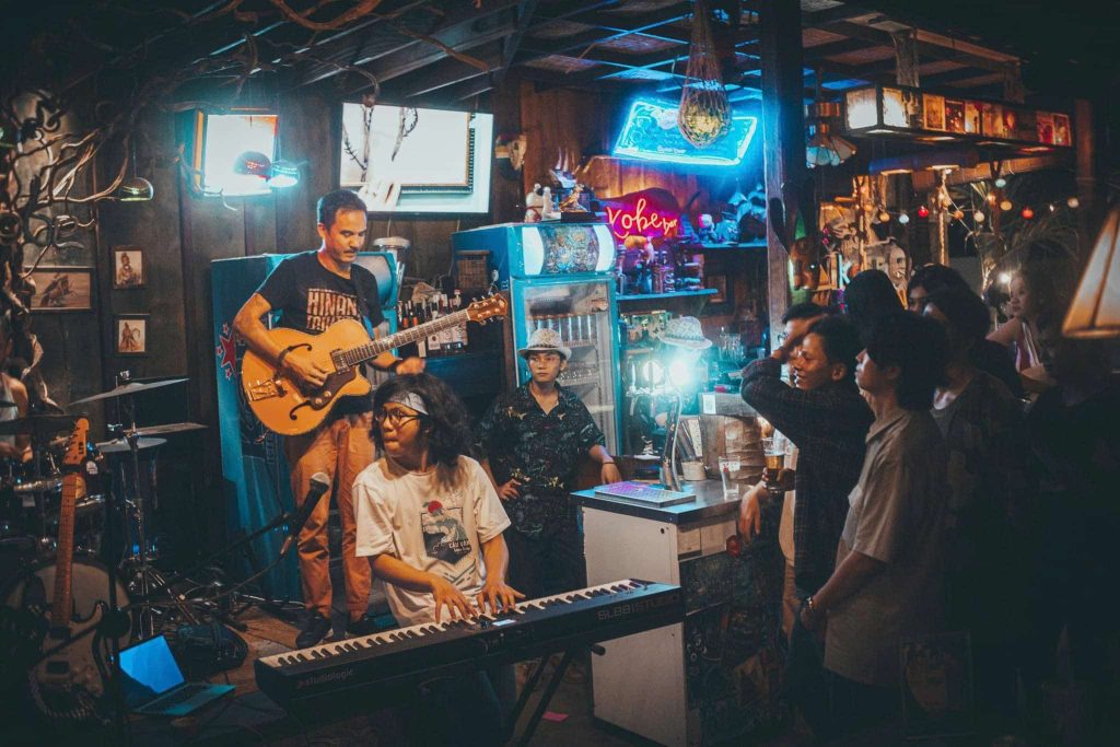 Bản jazz fusion không lời “Love Atmosphere” của nhạc sĩ Chuck Le được rất nhiều anh em trong giới jazz underground yêu mến 