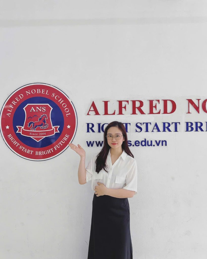 Cô Thúy Hằng - Giáo viên Tiểu học tại trường Alfred Nobel School (A.N.S) và chủ nhiệm CLB Chữ đẹp Hoàng Mai