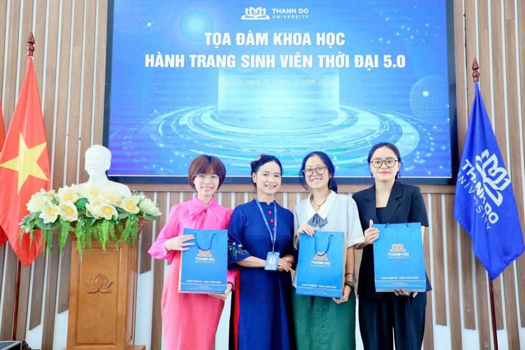 Hải Anh cùng cô hiệu phó trường đại học Thành Đô và các diễn giả trong tọa đàm khoa học hành trang sinh viên 5.0