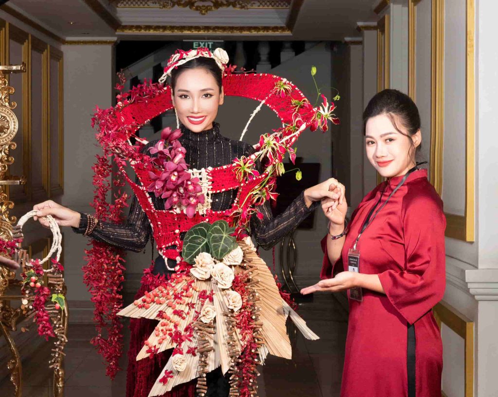 Florist Nguyễn Xuân Diễm bên cạnh tác phẩm dự thi tại Festival Hoa Đà Lạt