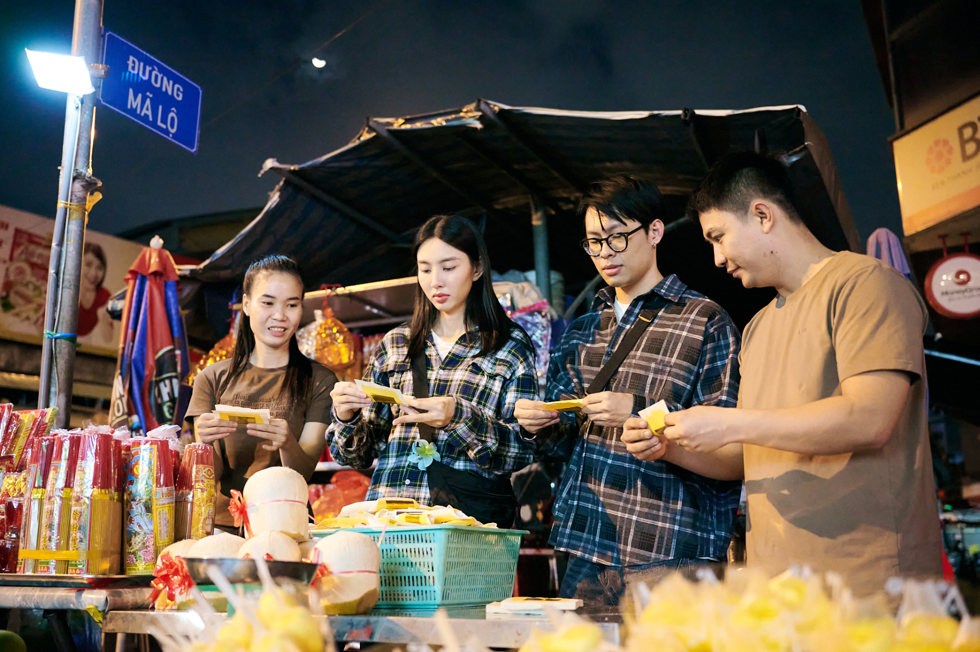 Thùy Tiên lần đầu bán vàng mã, tủi thân vì bị khách khó tính “mắng” - ảnh 3