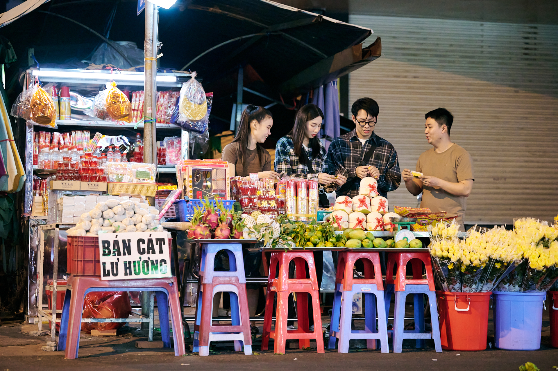 Thùy Tiên và HURRYKNG có trải nghiệm làm tiểu thương bán hàng mã tại chợ Tân Định