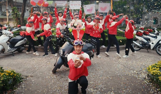 'Ông hoàng Valentine' Đức Phúc rủ Lê Tuấn Khang cùng dàn 'sao Việt' làm 'cú twist' bất ngờ với Hoa hậu Thanh Thủy ảnh 3