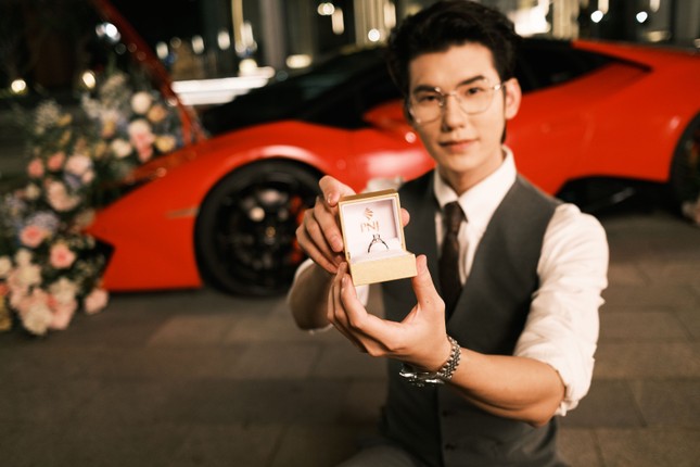 'Ông hoàng Valentine' Đức Phúc rủ Lê Tuấn Khang cùng dàn 'sao Việt' làm 'cú twist' bất ngờ với Hoa hậu Thanh Thủy ảnh 2