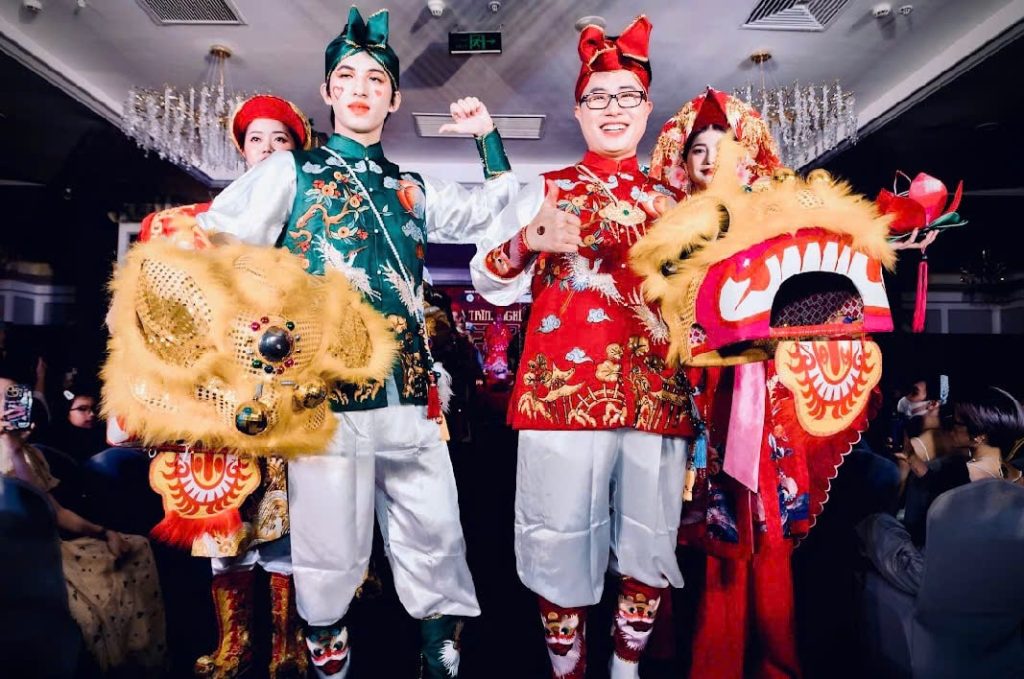 BTV - Thầy giáo Lê Anh và sinh viên Khoa Báo & Viết Văn- ĐH Văn Hoá Hà Nội trong sự kiện văn hoá 36 Nét Ngài- BST “36 Nét Ngài” của NTK Linh Thảo