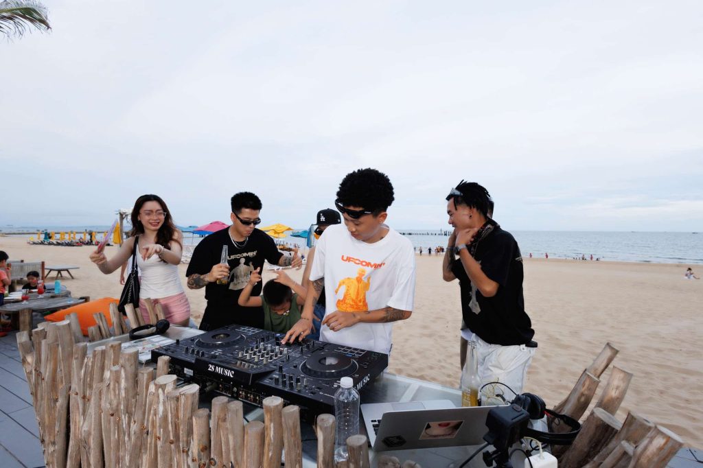 Music Director Boogie Nguyễn và ChusClub trong một bữa tiệc tại bãi biển