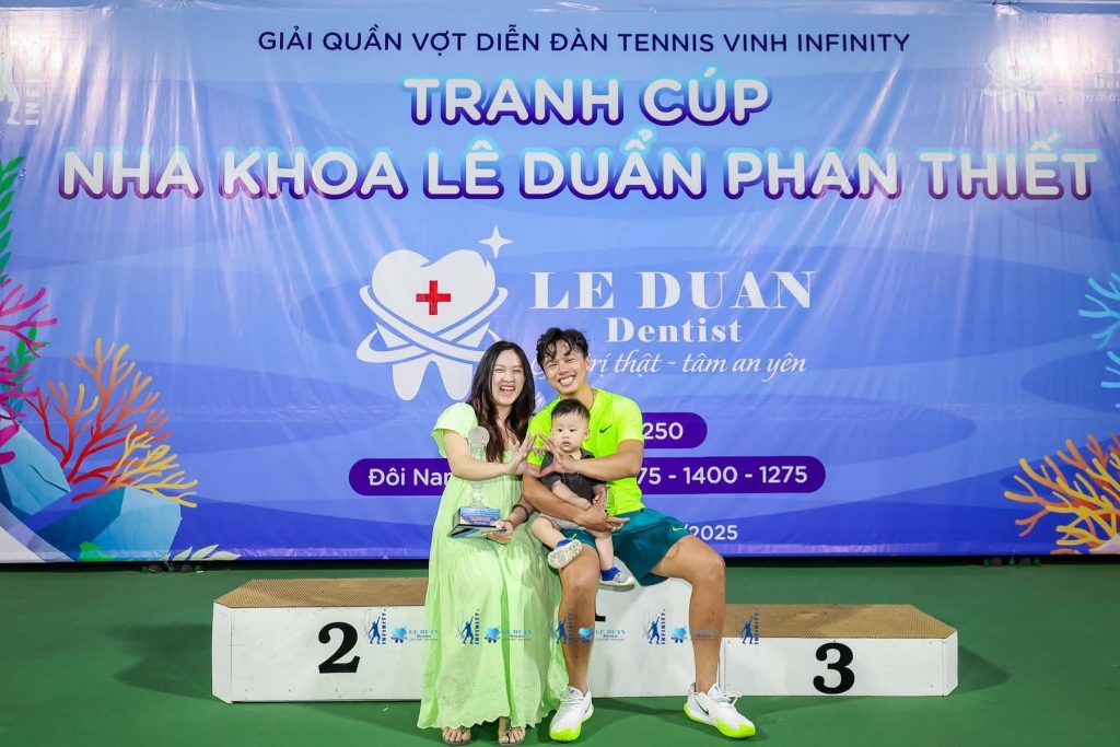 VĐV Đoàn Minh Tú chụp ảnh cùng gia đình nhỏ của mình tại giải quần vợt Diễn đàn Tennis Vinh Infinity